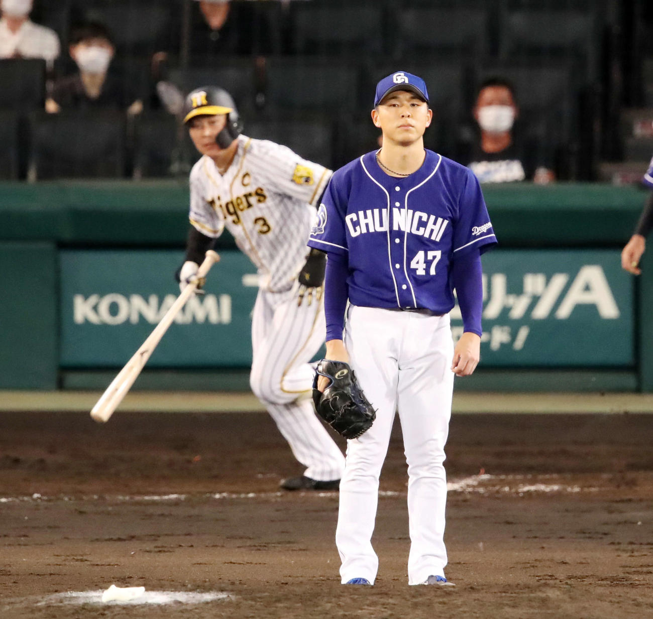 阪神対中日　4回裏阪神無死一塁、笠原（手前）は大山に中越え2点本塁打を被弾（撮影・加藤哉）