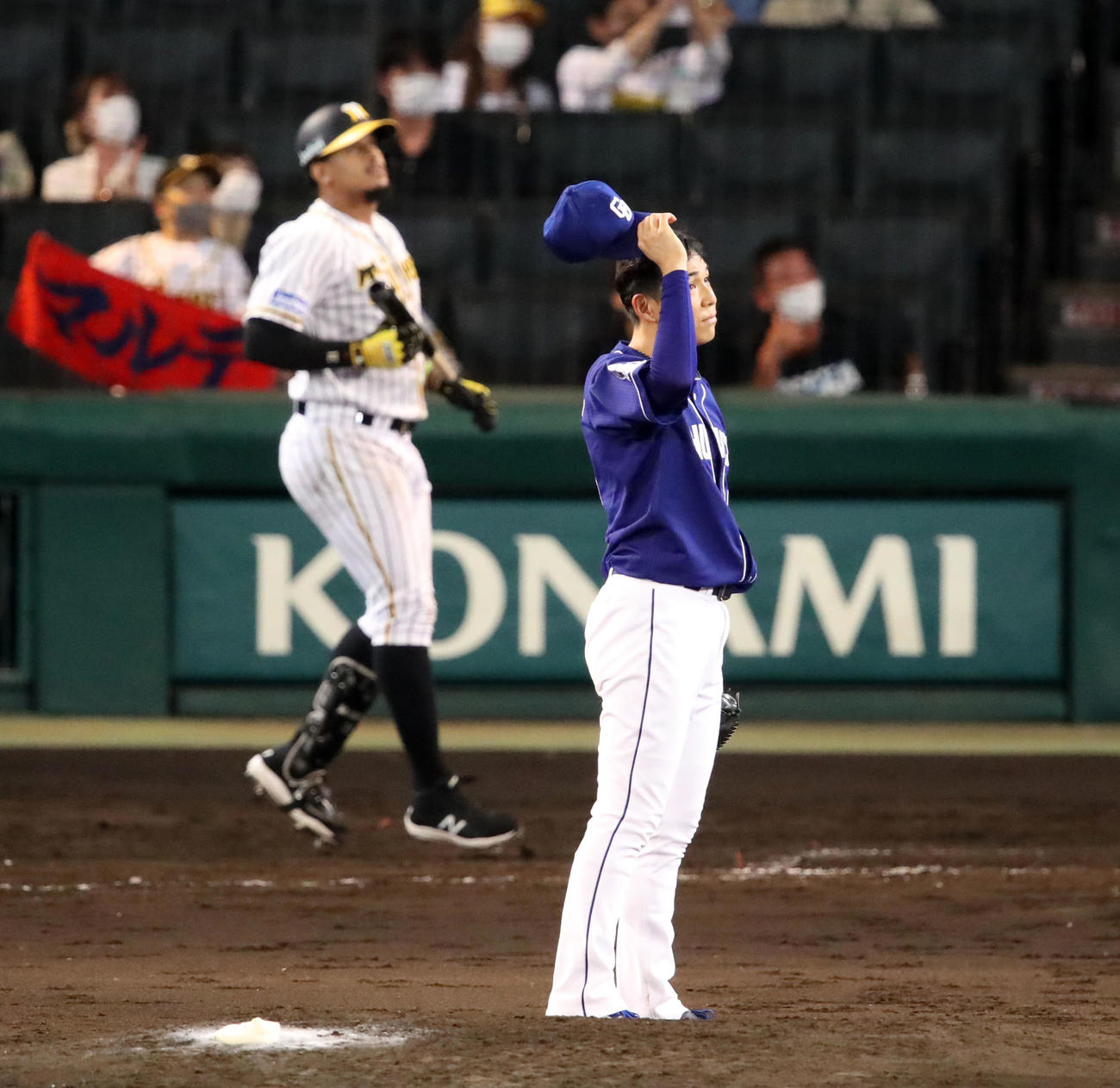 阪神対中日　5回裏阪神2死一、二塁、笠原はマルテに左越え3点本塁打を被弾（撮影・加藤哉）