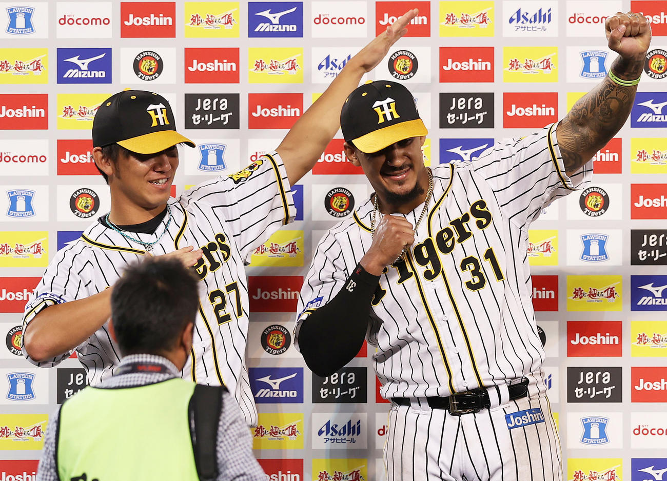 ヒーローインタビューを終え、お立ち台で「ラパンパラ」ポーズを決める阪神伊藤将（左）とマルテ（撮影・前田充）