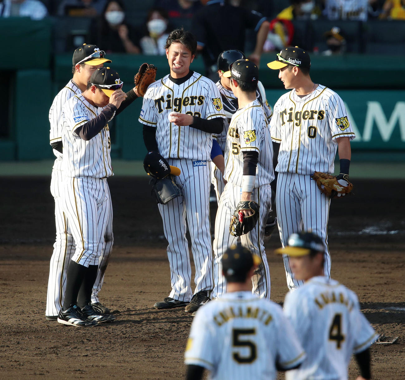 阪神対中日　9回表中日2死一塁、高橋は2試合連続の完投で完封勝ちを決めマウンドで笑顔を見せウイニングボールを手渡される（撮影・加藤哉）