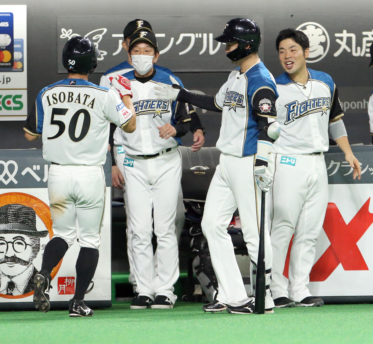 日本ハム対西武　7回裏日本ハム1死二塁、高浜の勝ち越しとなる適時二塁打で生還した五十幡を出迎える栗山監督（中央）（撮影・佐藤翔太）