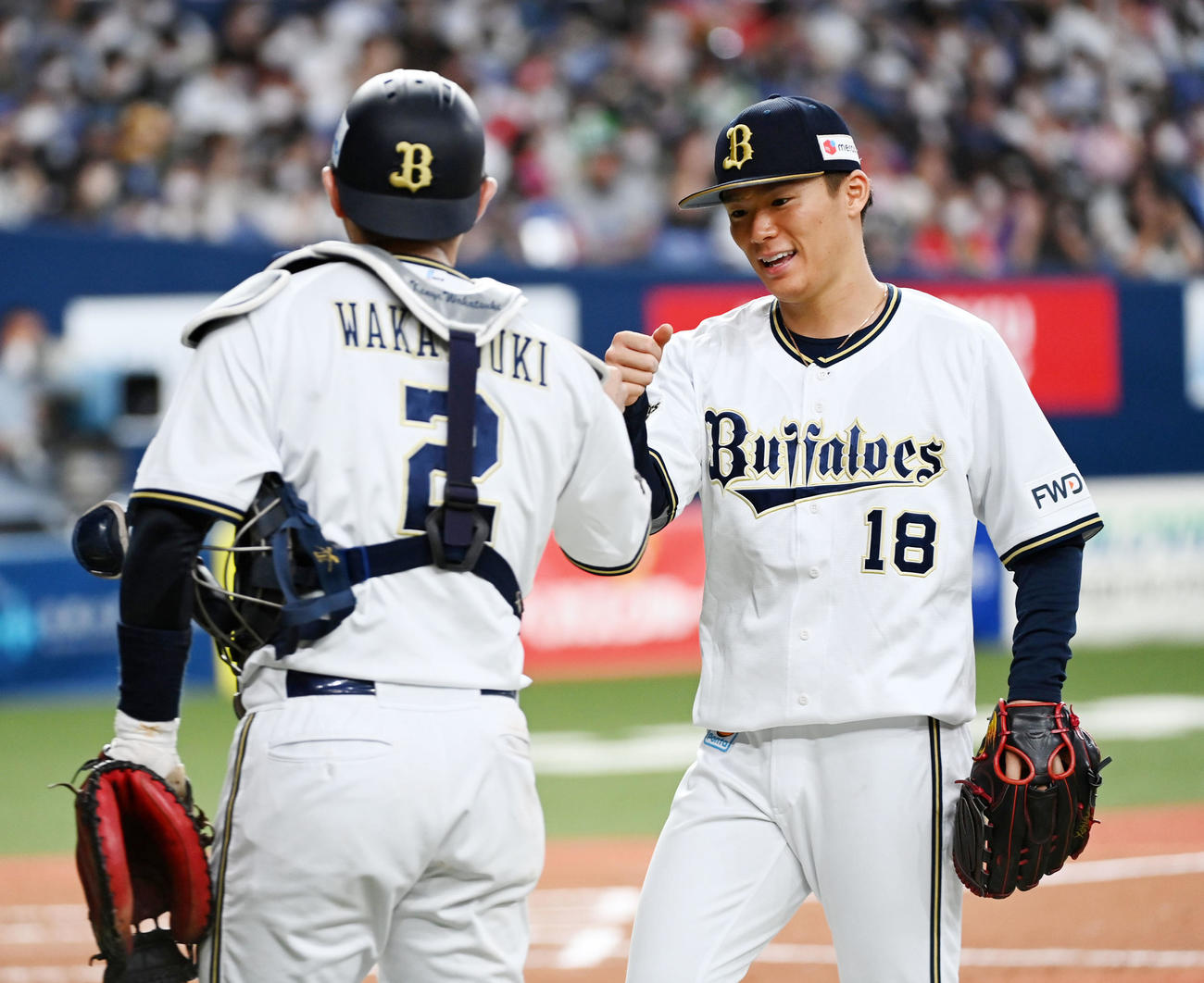 オリックス対ソフトバンク　7回、若月（左）と笑顔でグータッチの山本（撮影・前岡正明）