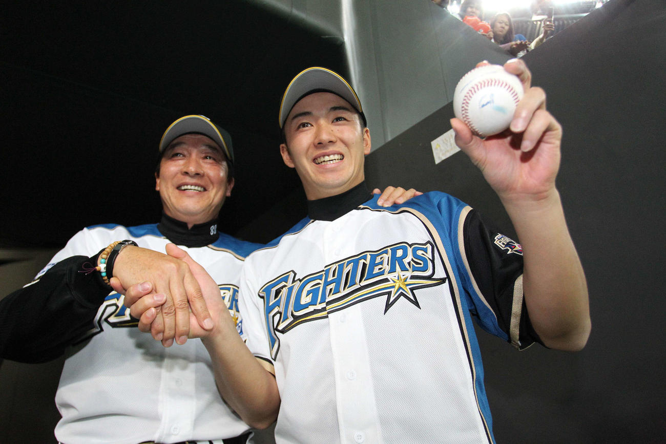 11年4月、ロッテ戦でプロ初勝利を挙げた日本ハム斎藤（右）はウイニングボールを手に梨田監督と握手