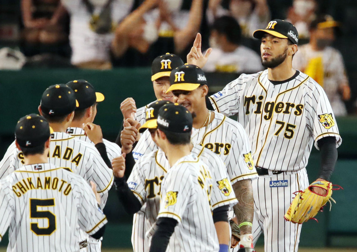 阪神対中日　勝利を祝うスアレス（右）ら阪神ナイン（撮影・加藤哉）