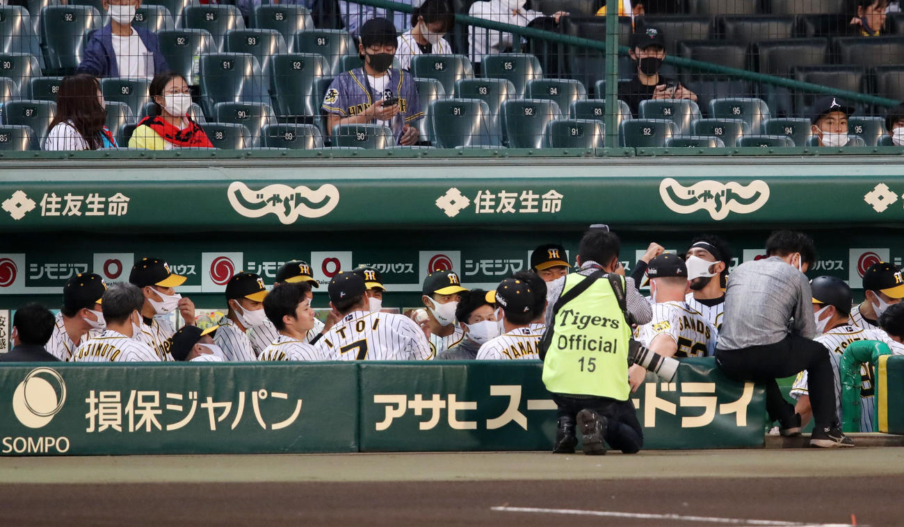 試合前の円陣で声だしを行うスアレス（撮影・加藤哉）