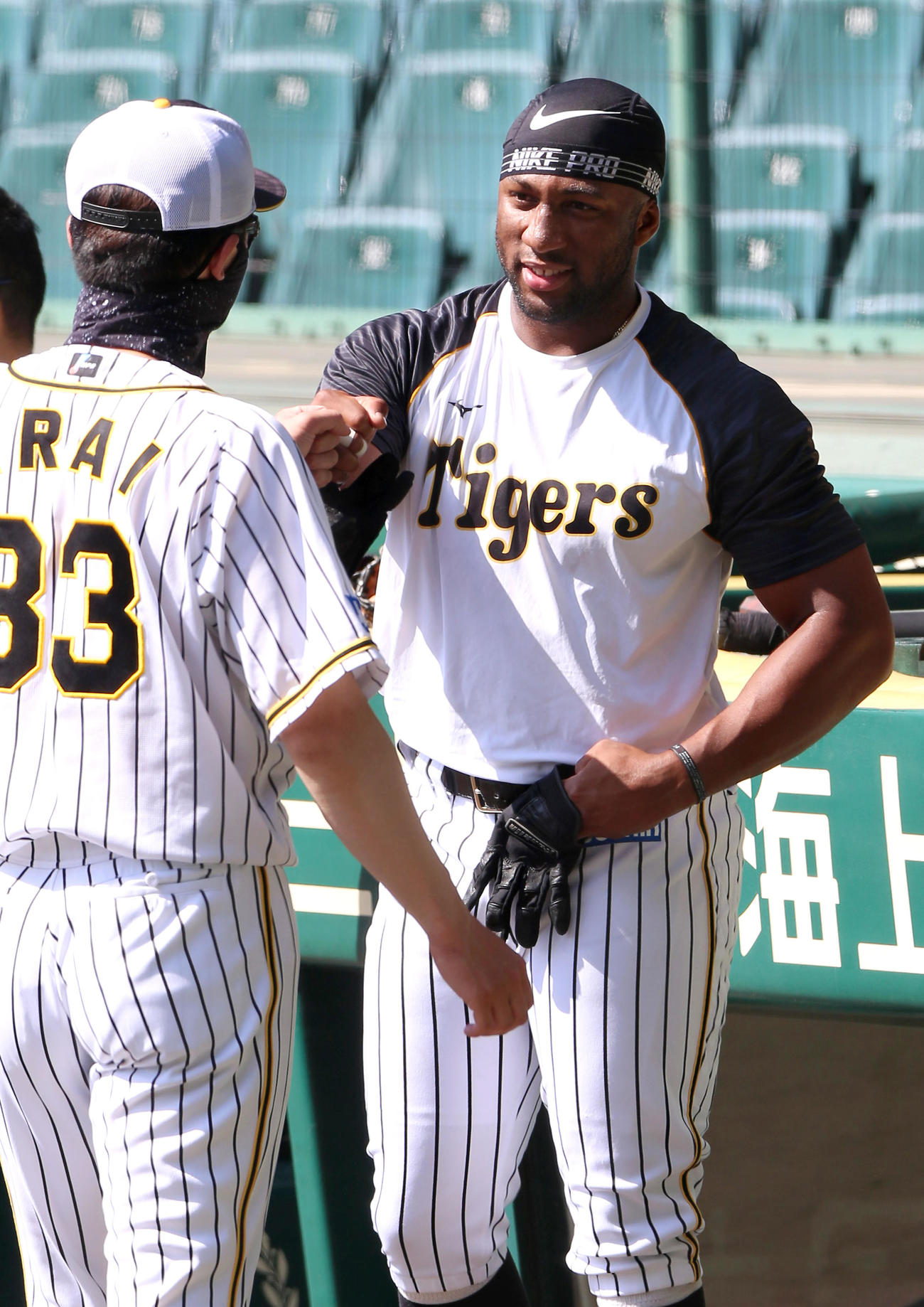 阪神対中日　1軍に合流したロハス・ジュニア（右）は新井良太打撃コーチと笑顔でグータッチする（撮影・上山淳一）