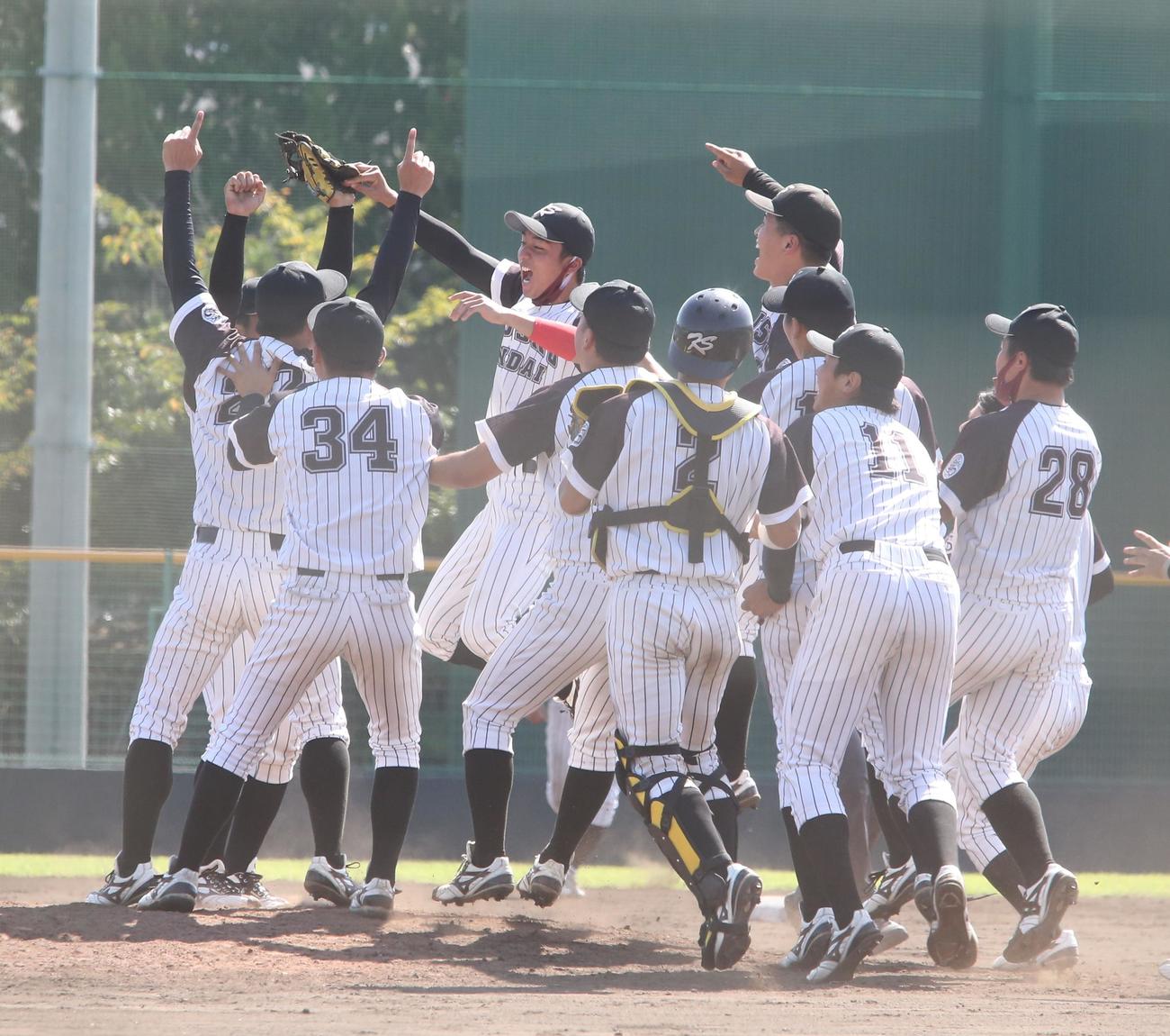 九共大対九産大　通算44度目の優勝を飾り喜ぶ九産大ナイン（撮影・菊川光一）