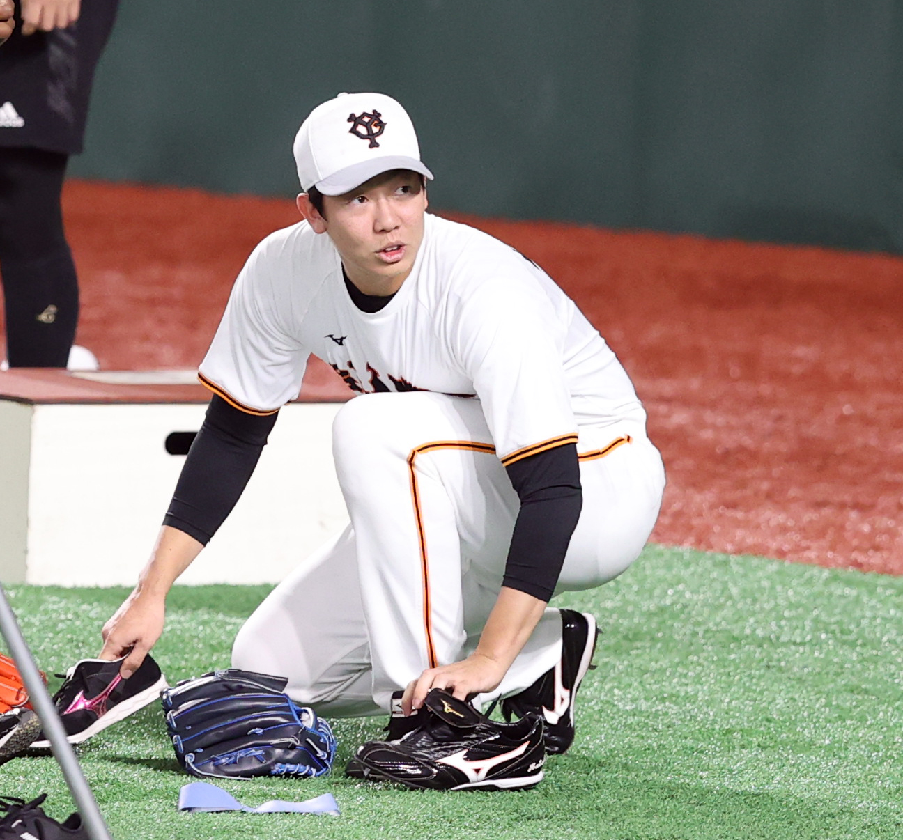 巨人対DeNA　試合前、練習の準備をする畠（撮影・狩俣裕三）