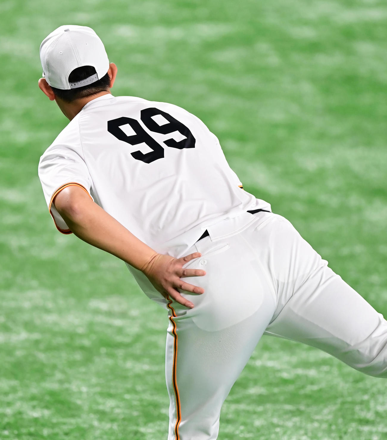 巨人対DeNA　試合前の練習で左でん部に手を当てながらアップする巨人山口俊（撮影・小沢裕）