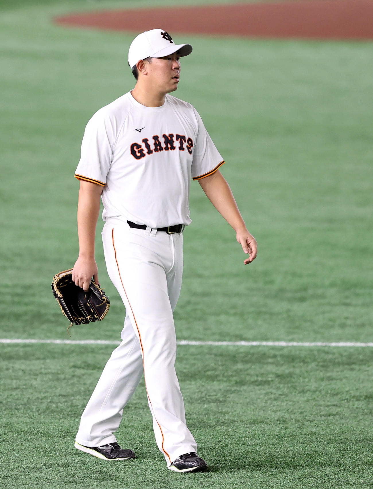 巨人対DeNA　試合前、練習に向かう山口（撮影・狩俣裕三）