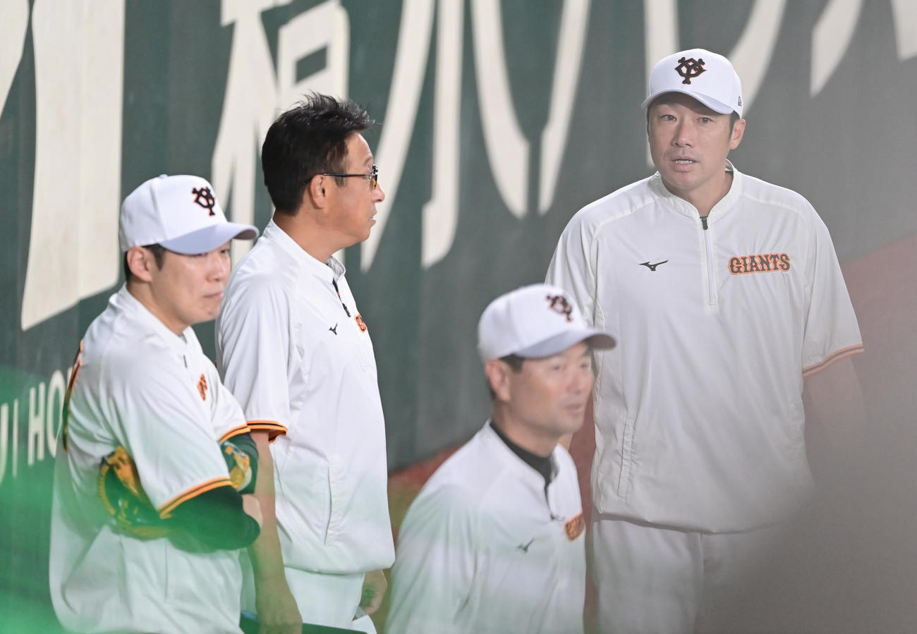 巨人対DeNA　試合前の練習でミーティングする、左から村田ブルペンコーチ、宮本投手チーフコーチ、桑田投手チーフコーチ補佐、相川バッテリーコーチ（撮影・小沢裕）