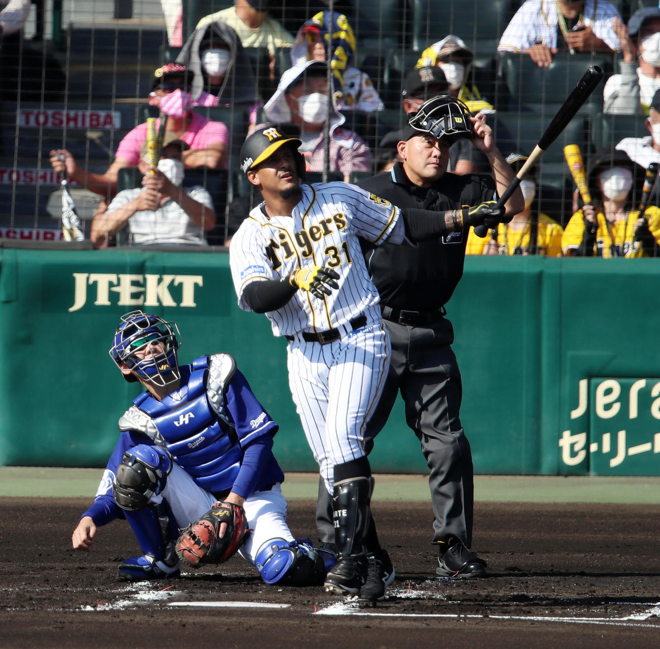 阪神対中日　1回裏阪神無死二、三塁、マルテは左越え3点本塁打を放つ（撮影・加藤哉）