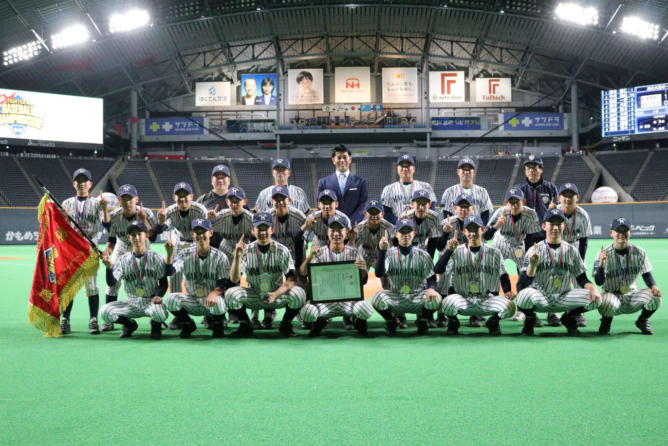 優勝した札幌真駒内リトルシニアと稲葉SCO（3列目左から3人目）＝2021年10月2日撮影（撮影・小林憲治）