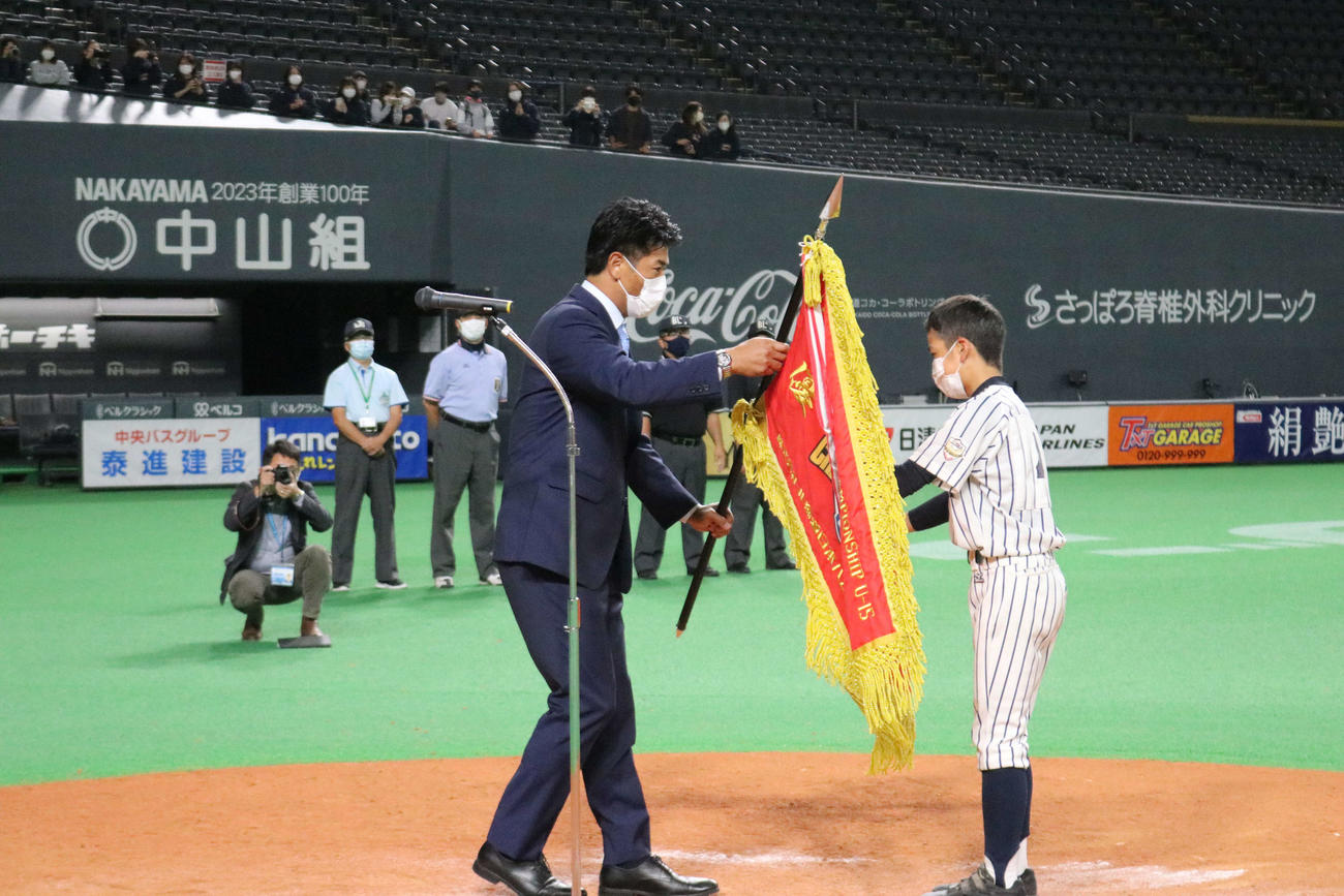 優勝旗を渡す稲葉SCO（撮影・小林憲治）