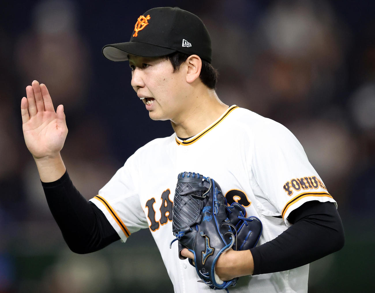 巨人対DeNA 2回表を抑え、ホッとした表情でベンチに戻る巨人先発の畠（撮影・狩俣裕三）