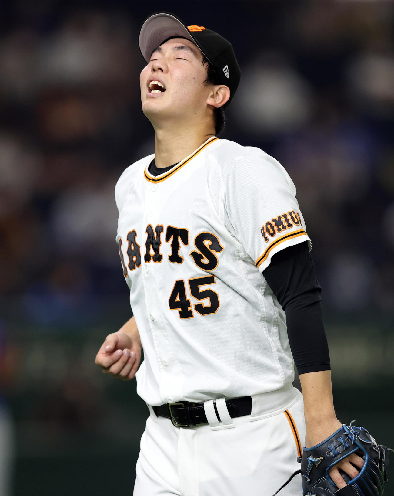 巨人対DeNA　同点に追いつかれた3回表を終え、悔しそうな表情の巨人先発畠（撮影・狩俣裕三）