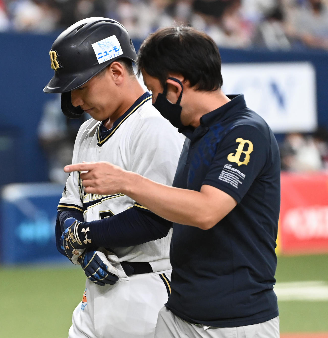 オリックス対ソフトバンク　4回裏オリックス1死一塁、吉田正は死球を受け交代する（撮影・前岡正明）