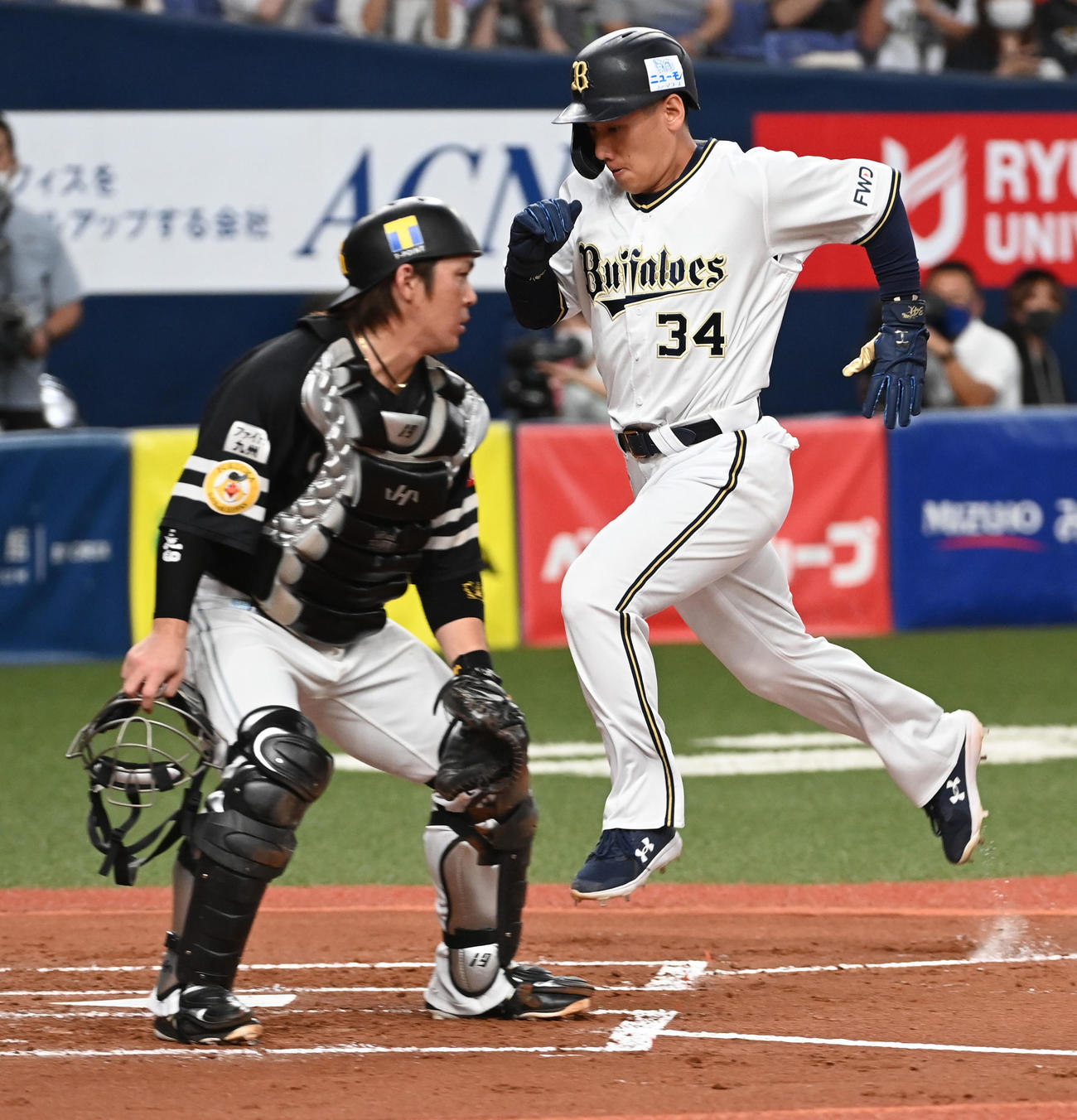 オリックス対ソフトバンク　1回裏オリックス1死満塁、紅林の右犠飛で生還する吉田正。捕手甲斐（撮影・前岡正明）