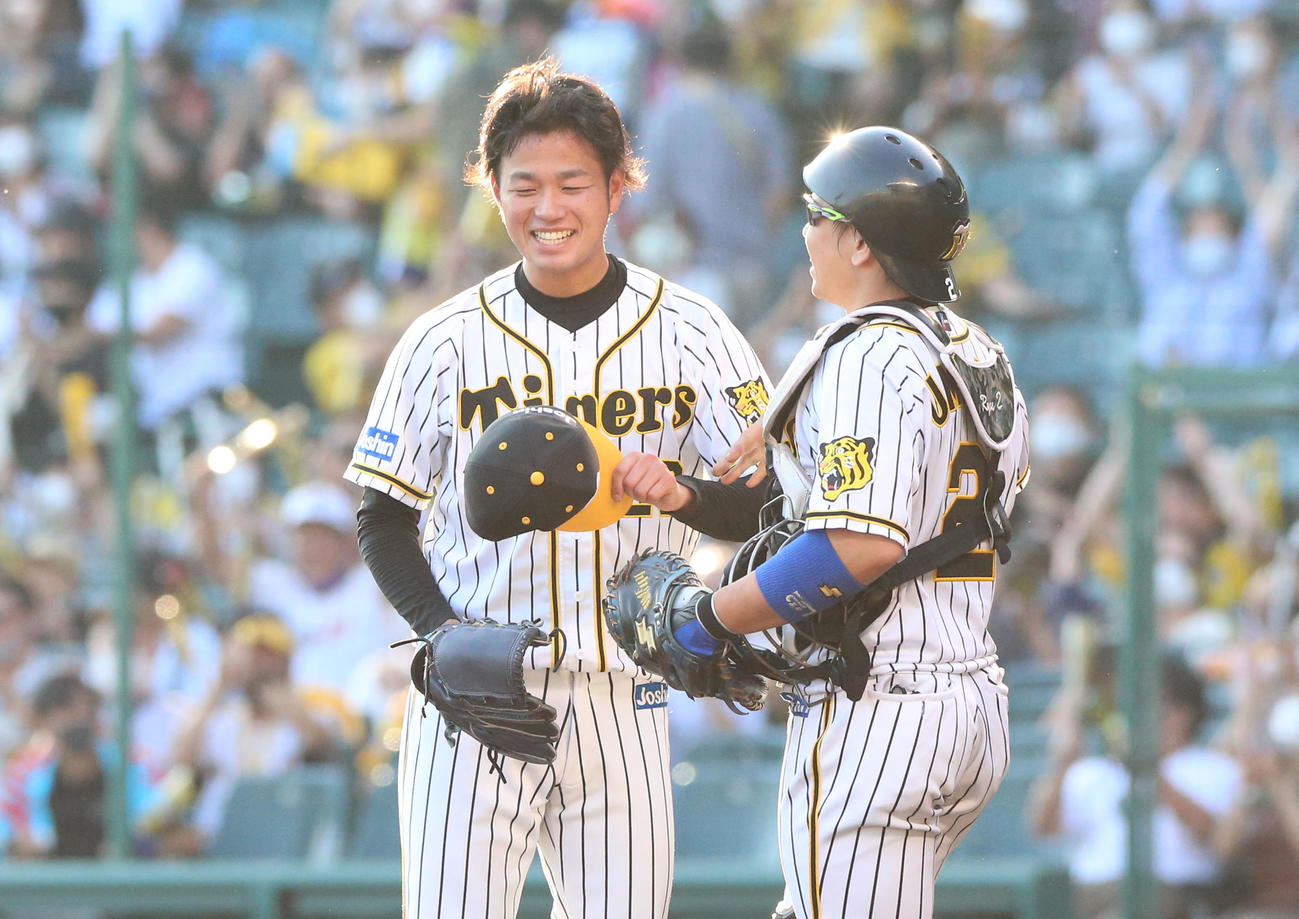 阪神対中日　高橋遥人（左）は中日打線を完封勝利し、捕手梅野隆太郎と笑顔を見せる（撮影・上山淳一）