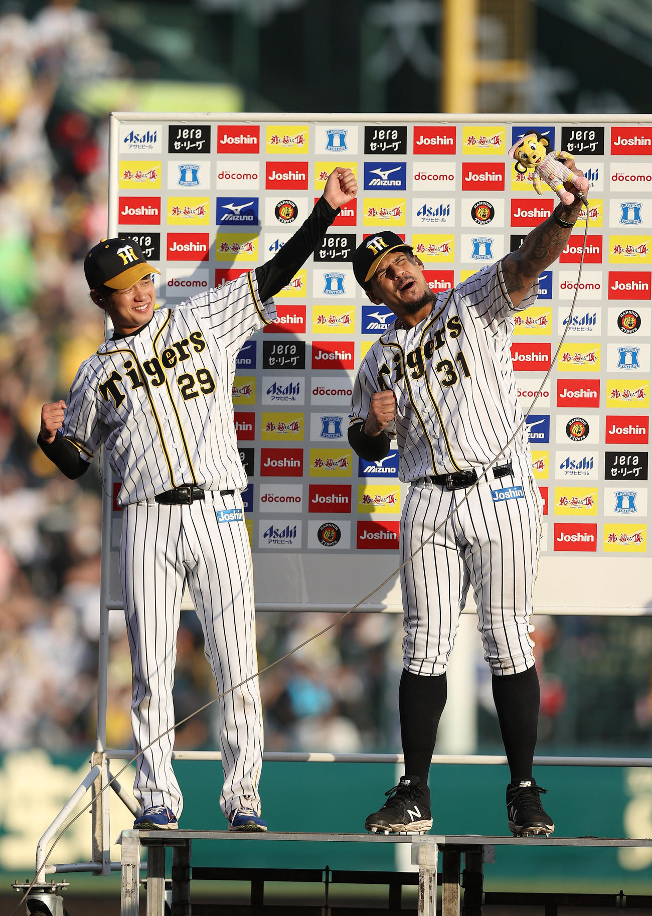 阪神対中日　お立ち台でラパンパラを決める阪神高橋（左）とマルテ（撮影・前田充）