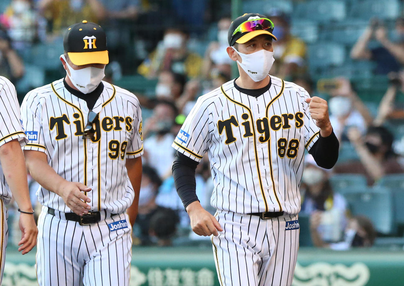 阪神対中日　矢野監督（右）は中日に連勝し、ガッツポーズする（撮影・上山淳一）