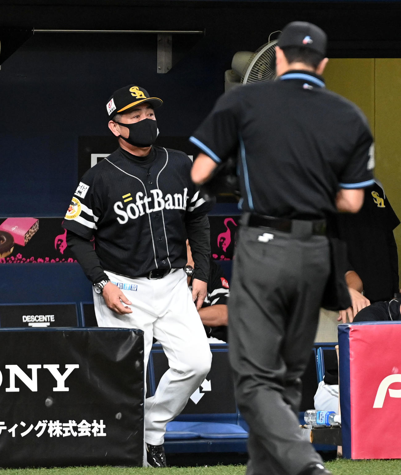 オリックス対ソフトバンク　1回裏オリックス2死一、二塁、スチュワートの交代を告げる工藤監督（撮影・前岡正明）