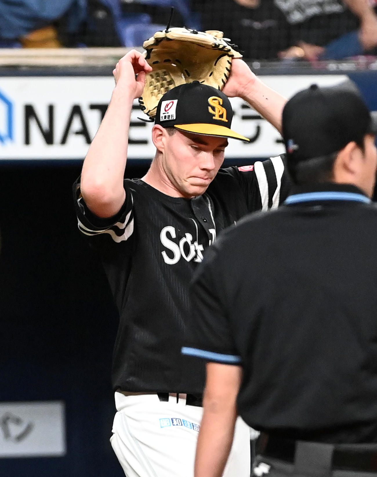 オリックス対ソフトバンク　1回裏オリックス2死一、三塁、T－岡田に適時2点二塁打を打たれたスチュワート（撮影・前岡正明）