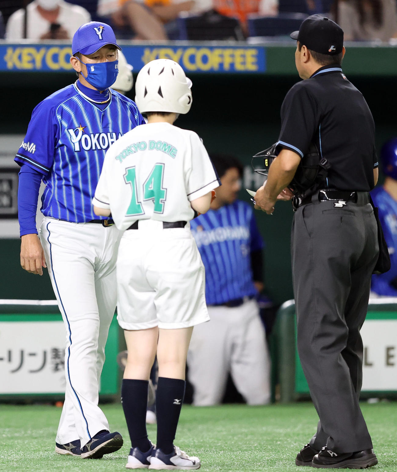 巨人対DeNA 8回表を終え、選手の交代を告げる三浦監督（左）（撮影・狩俣裕三）