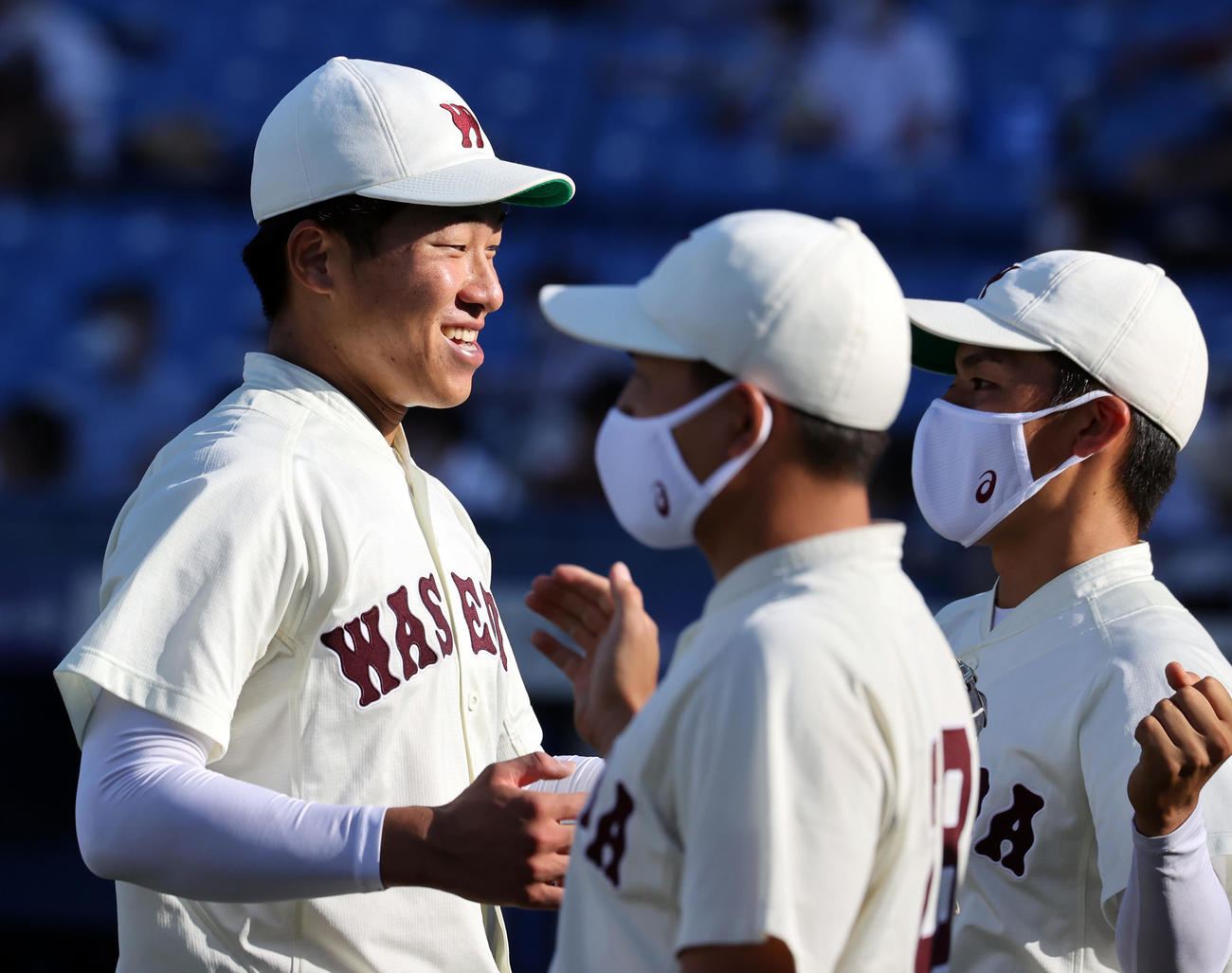 早大対東大　6回裏東大の攻撃を抑えた早大の徳山は笑顔でナインとグータッチ（撮影・浅見桂子）