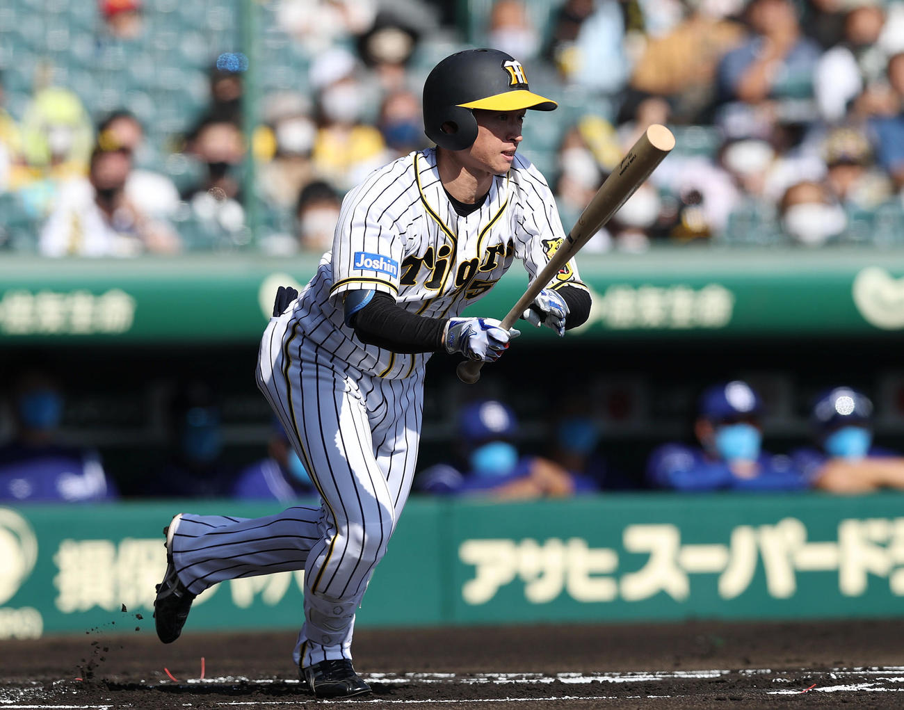 阪神対中日　1回裏阪神無死、右前打を放つ近本（撮影・前田充）