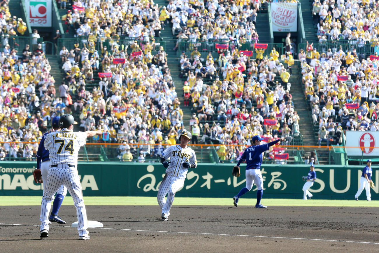 阪神対中日　1回裏阪神無死一塁、一走近本（左から3人目）は中野の左前打で三塁に進む（撮影・上山淳一）