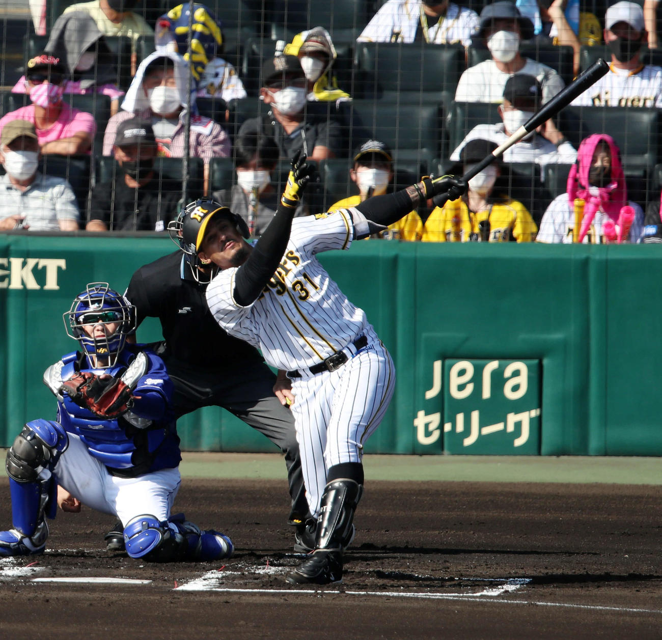 阪神対中日　1回裏阪神無死二、三塁、左越え3点本塁打を放つマルテ（撮影・加藤哉）