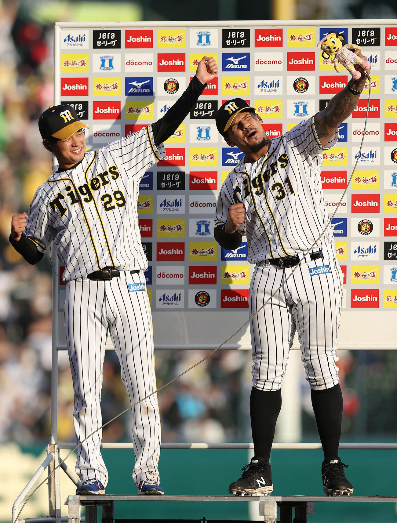 阪神対中日　お立ち台でラパンパラを決める阪神高橋（左）とマルテ（撮影・前田充）