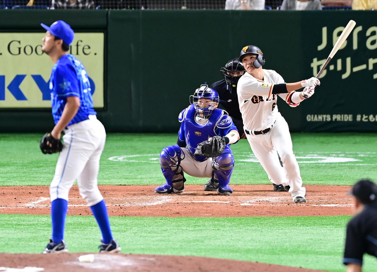 5回裏巨人無死一、三塁、坂本はDeNA3番手三上（左）から勝ち越しの右犠飛を放つ（撮影・小沢裕）