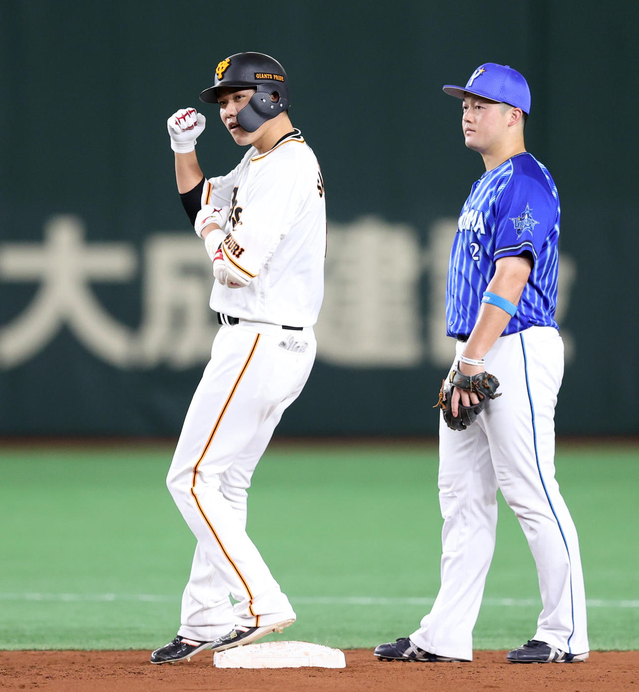 3回裏巨人1死一、二塁、通算400二塁打を放ち、ガッツポーズを見せる坂本勇人（左）（撮影・狩俣裕三）