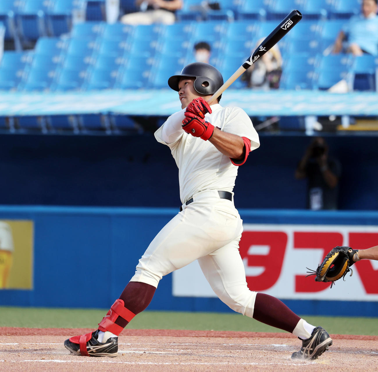 早大対東大　7回表早大1死一、三塁、今井は3点本塁打を放つ（撮影・浅見桂子）