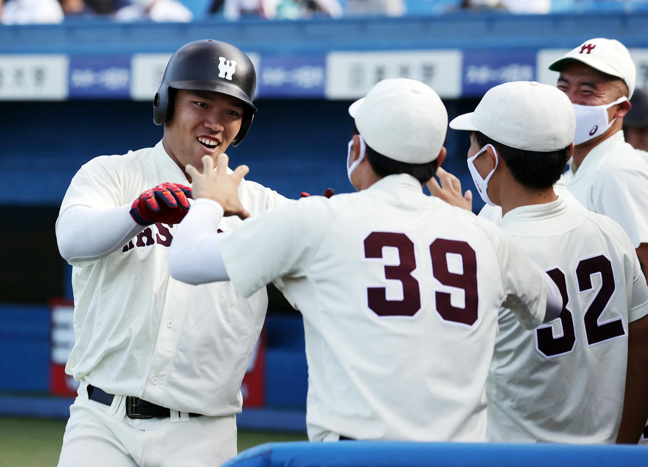 早大対東大　7回表早大1死一、三塁、今井は3点本塁打を放ち笑顔でナインとハイタッチ（撮影・浅見桂子）