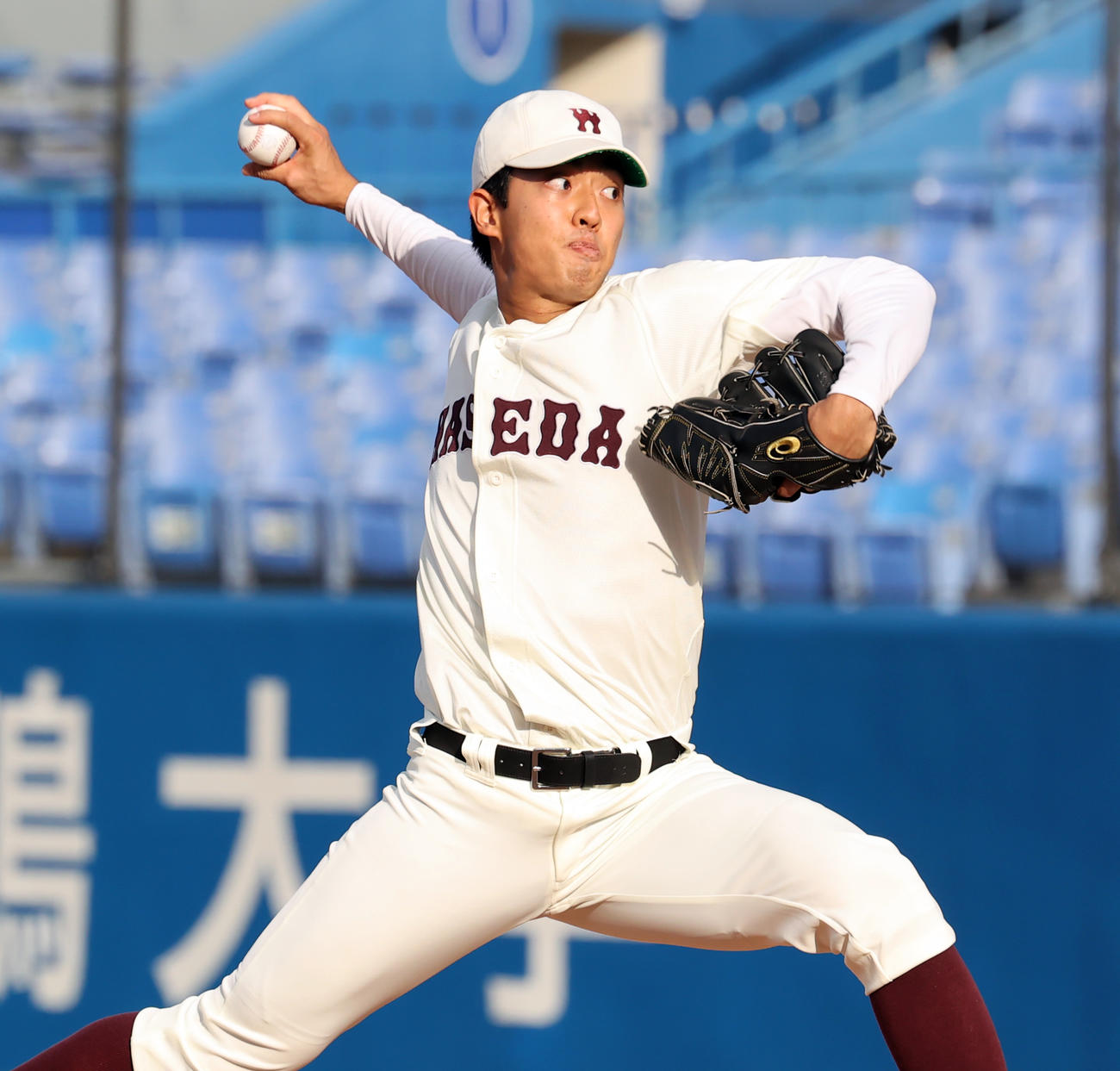 早大対東大　7回裏東大1死三塁の場面で2番手としてマウンドに上がった早大ユエン（撮影・浅見桂子）