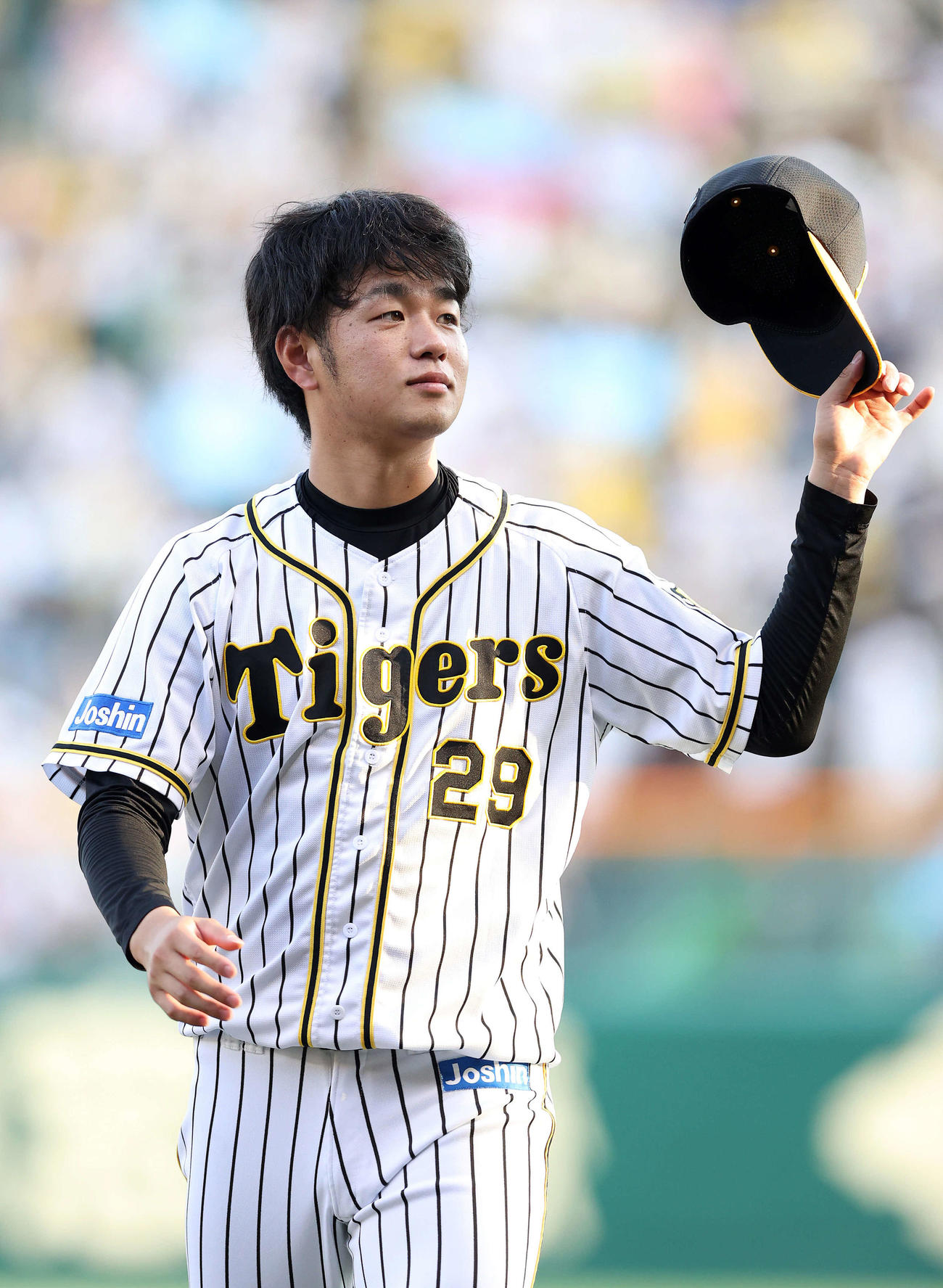 阪神対中日　2試合連続の完封勝利を挙げ、ファンの歓声に応える阪神高橋（撮影・前田充）