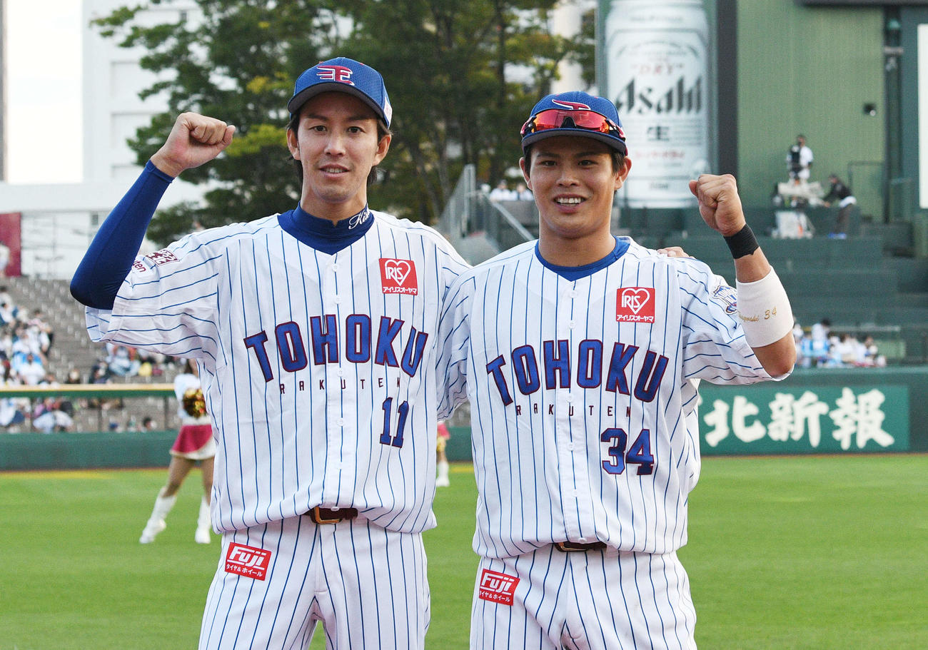 楽天対ロッテ　ヒーローインタビューを終えガッツポーズする楽天岸（左）と山崎剛（撮影・滝沢徹郎）