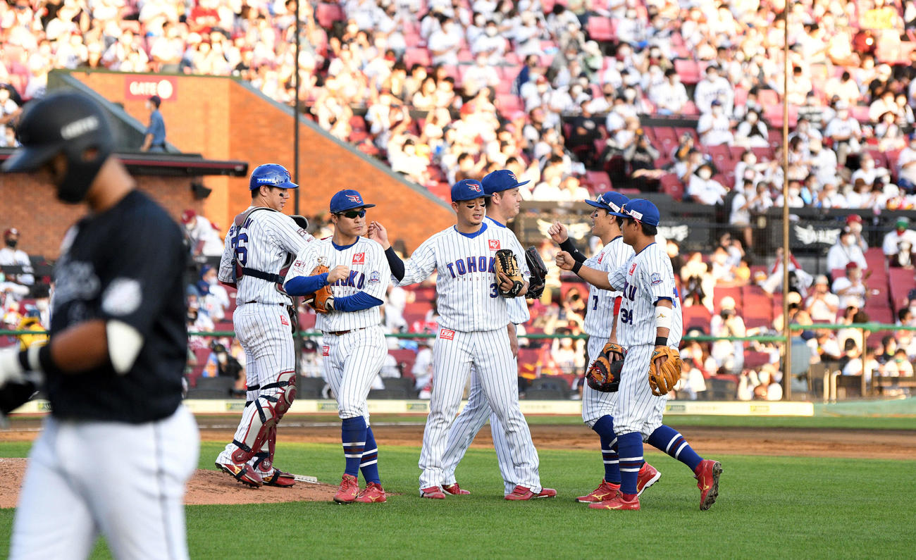 楽天対ロッテ　試合に勝利しタッチを交わす楽天ナイン（撮影・滝沢徹郎）