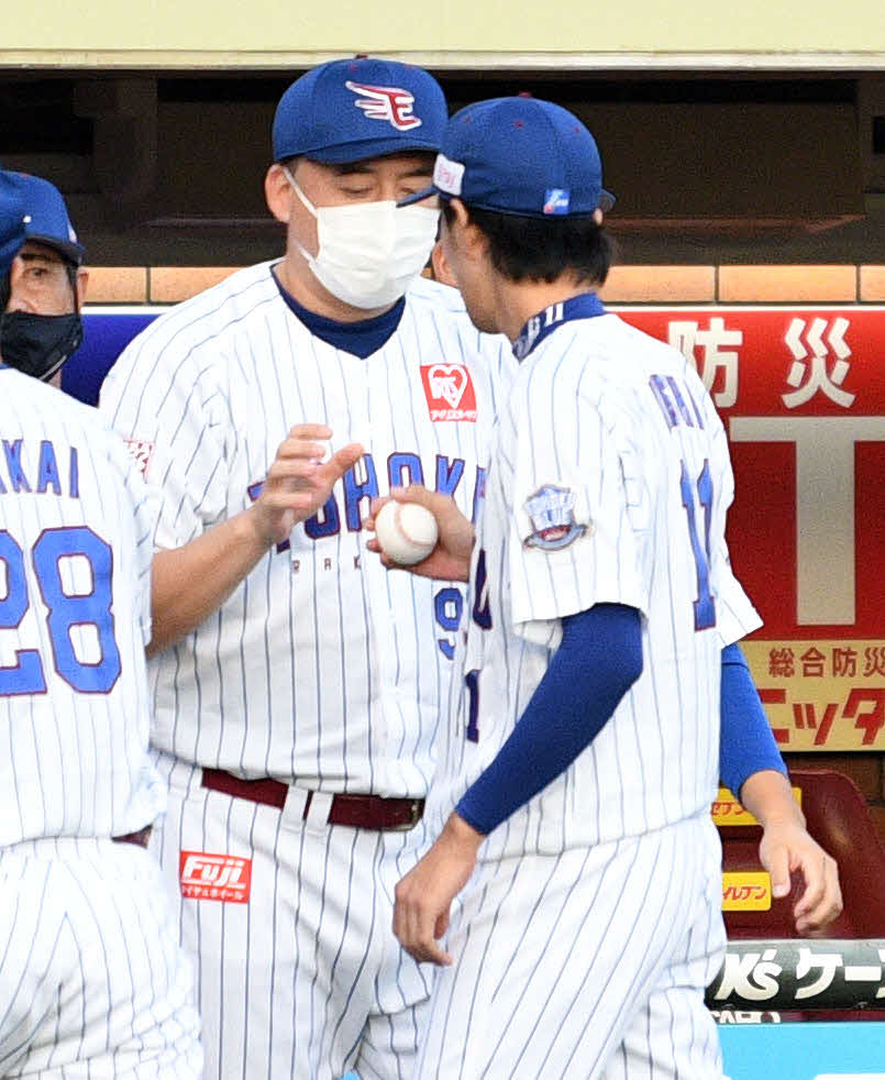 楽天対ロッテ　試合後、楽天岸（手前）から記念球を受け取る石井GM兼監督（撮影・滝沢徹郎）