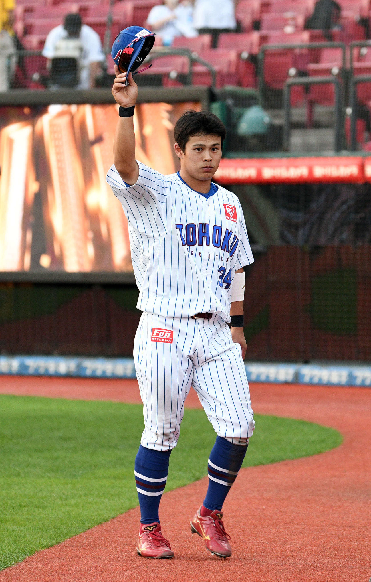 楽天対ロッテ　ヒーローインタビューを終えファンに手を振る楽天山崎剛（撮影・滝沢徹郎）