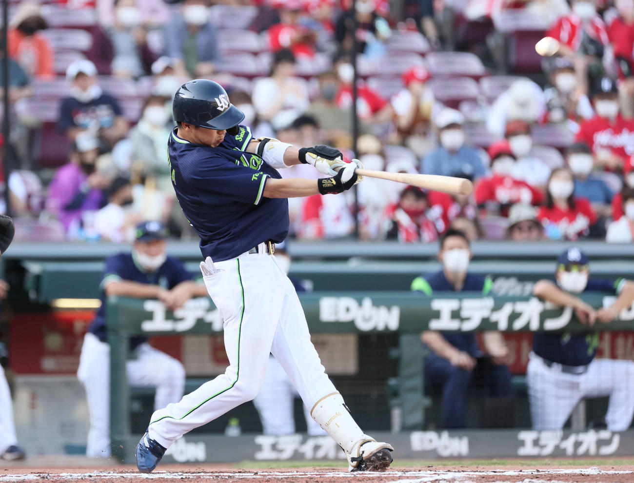 広島対ヤクルト　6回表ヤクルト無死一塁、山田は左越え2点本塁打を放つ（撮影・加藤孝規）