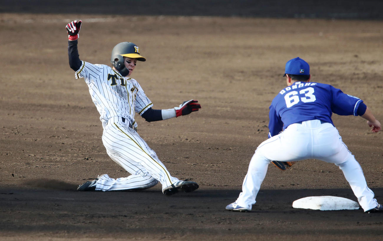 8回裏阪神1死一塁、中野は二塁盗塁を決める。野手は堂上（撮影・加藤哉）