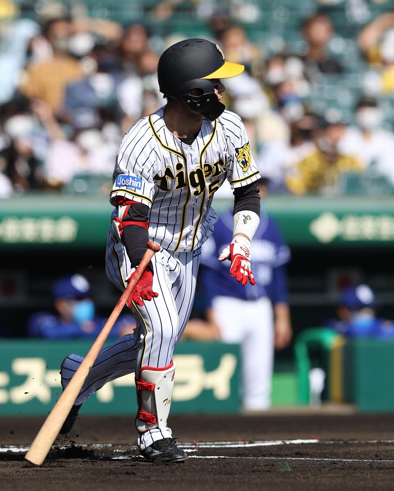 阪神対中日　1回裏阪神無死一塁、左前打を放つ中野（撮影・前田充）