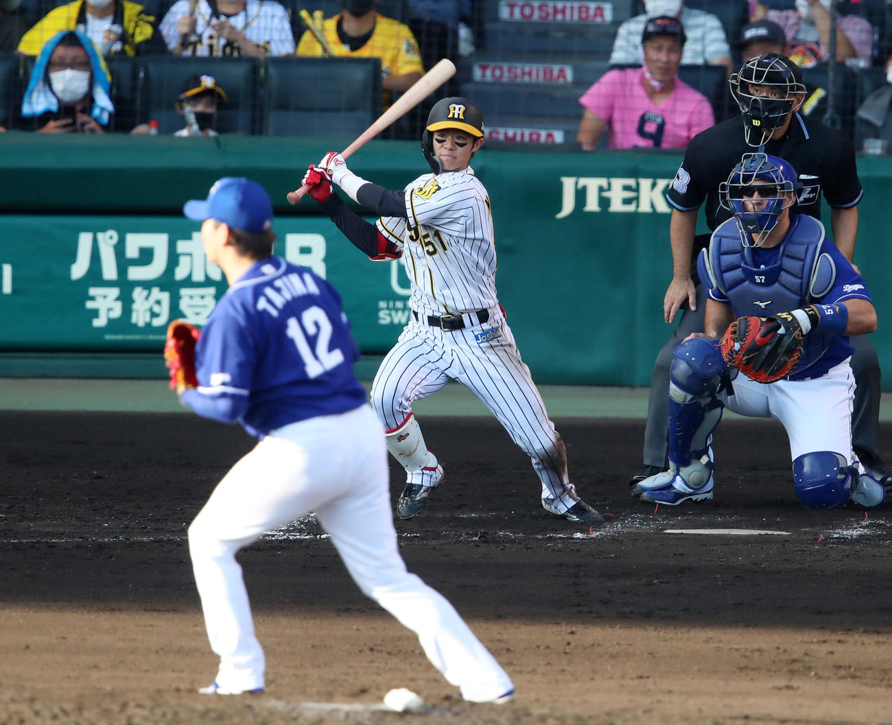 阪神対中日　8回裏阪神無死、中野は右前打を放つ。投手は田島（撮影・加藤哉）