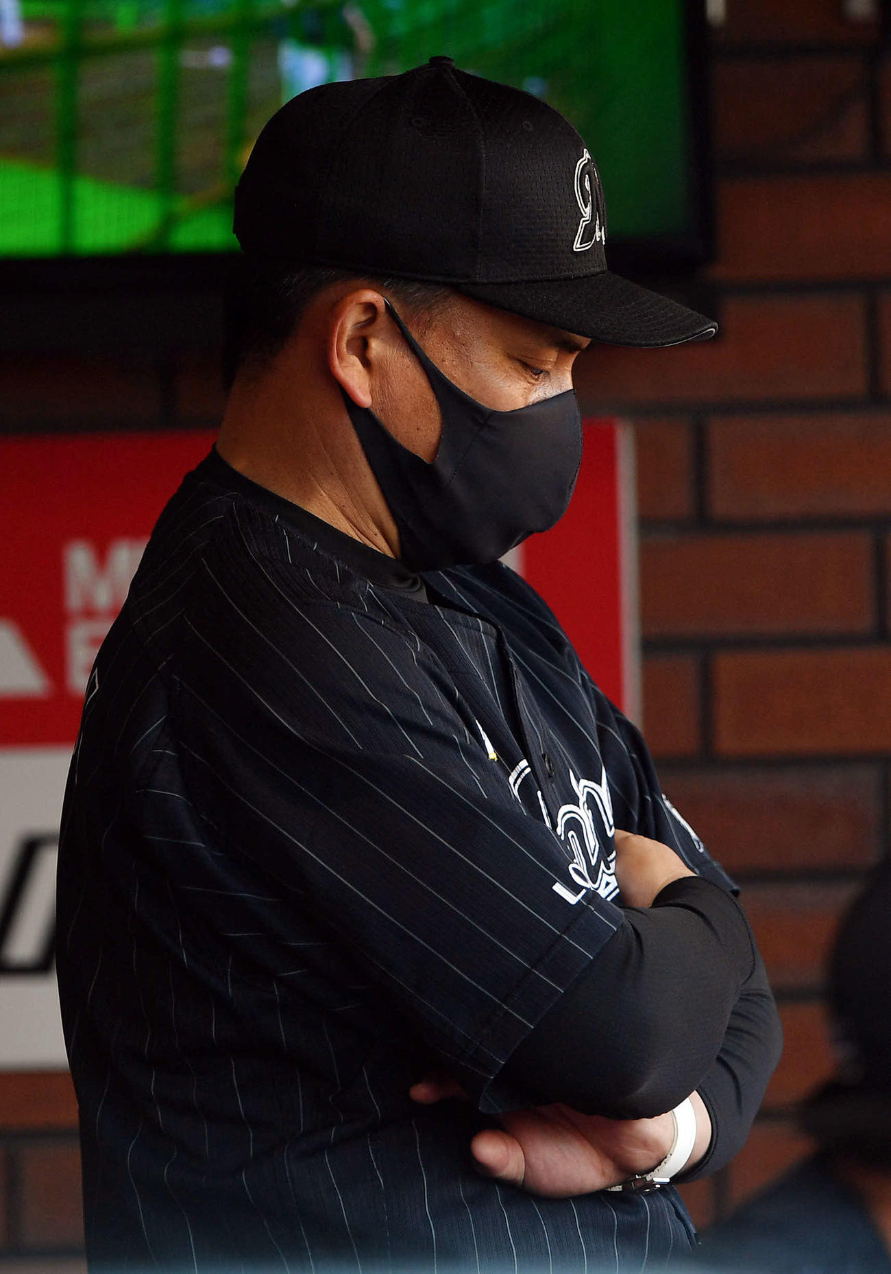 楽天対ロッテ　ベンチでうつむくロッテ井口監督（撮影・滝沢徹郎）