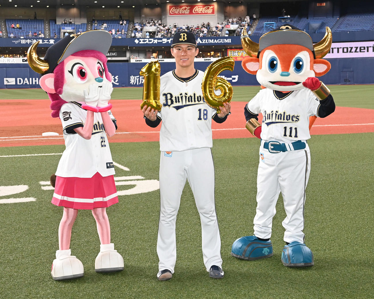オリックス対ソフトバンク　ソフトバンクを完封し、16勝の数字を手に笑顔を見せる山本（撮影・前岡正明）