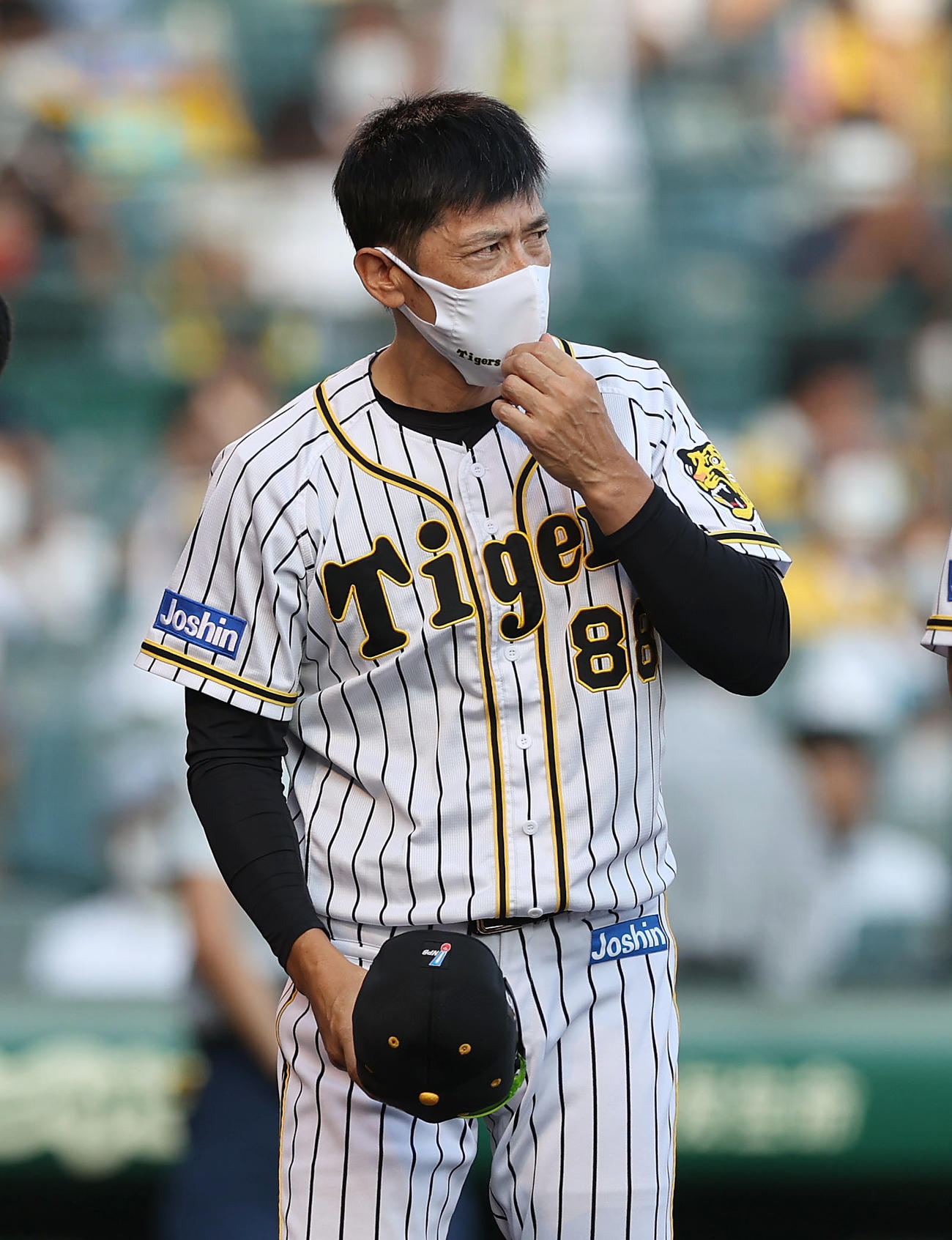 阪神対中日　中日に勝利し、スタンドのファンにあいさつする阪神矢野監督（撮影・前田充）